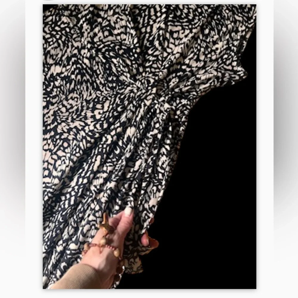 LM Floral Black& Cream Faux Wrap dress -NWOT-Sz M☀️🖤 - Picture 3 of 5